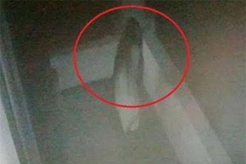 CLIP HOT (1/9): 'Rợn người' ma gương lượn lờ trong nhà hoang ở Mỹ, 'chết ngất' với thể hình của người mẫu đồ lót Thái Lan