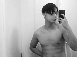 Tự tin cởi áo khoe body nhưng Rocker Nguyễn lại gây tiếc nuối vì mãi vẫn chưa lấy lại thân hình cực phẩm