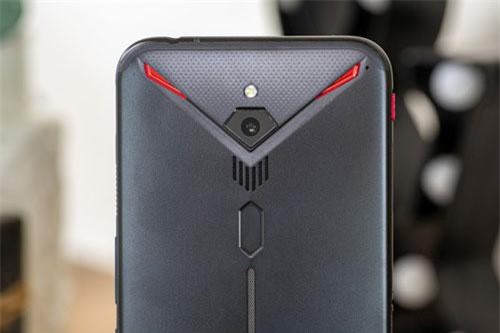 Smartphone gaming chip S855, RAM 12 GB, quay video 8K, giá gần 14 triệu