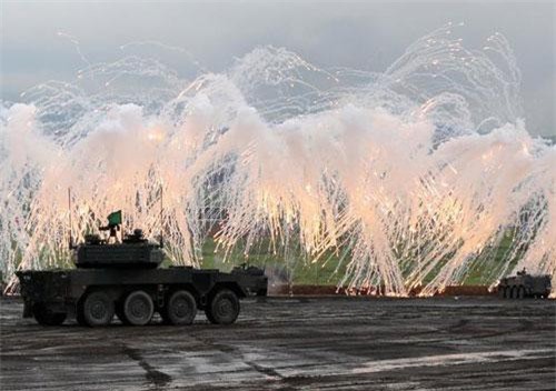 Xe tăng, pháo binh Nhật Bản rầm rộ khai hỏa dưới chân núi Phú Sĩ