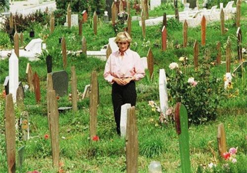 Câu chuyện phía sau khoảnh khắc Công nương Diana ôm một người mẹ xa lạ đang khóc trước mộ con chỉ vài tuần trước khi bà qua đời