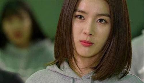 Nghi ngờ chồng cười tủm tỉm khi lén xem điện thoại, tôi lập mưu mở khóa rồi đứng hình trước sự thật "kinh hoàng"