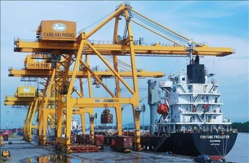 Vận chuyển container hàng hóa xuất khẩu lên tàu tại cảng Chùa Vẽ, Hải Phòng. Ảnh: Lâm Khánh/TTXVN