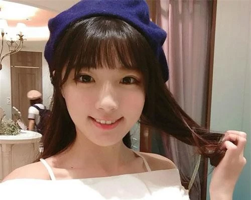 Cô gái có nickname Tiểu Tiểu hiện là nữ tiếp viên hàng không của hãng bay giá rẻ V Air (Đài Loan, Trung Quốc).