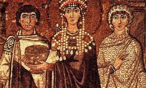 Tại La Mã cổ đại, chỉ có các hoàng đế mới được quyền mặc trang phục màu tím. Áo choàng toga màu tím là trang phục chỉ có bậc đế vương La Mã sử dụng nhằm thể hiện địa vị và uy quyền.