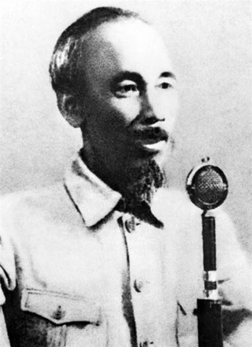 Chủ tịch Hồ Chí Minh (1890 – 1969) là một nhà cách mạng, người sáng lập Đảng Cộng sản Việt Nam, một trong những người đặt nền móng và lãnh đạo công cuộc đấu tranh giành độc lập, toàn vẹn lãnh thổ cho Việt Nam trong thế kỷ 20. Là linh hồn của cuộc Cách mạng tháng 8, Người đã viết và đọc bản Tuyên ngôn Độc lập Việt Nam khai sinh nước Việt Nam Dân chủ Cộng hòa ngày 2/9/1945 tại quảng trường Ba Đình, Hà Nội.