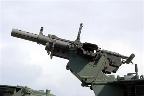Type-96 40 mm do công ty Howa phát triển và đưa vào sử dụng trong lực lượng Phòng vệ Nhật Bản từ năm 1996. Loại súng phóng lựu liên thanh này là vũ khí chủ lực của xe thiết giáp chở quân Type-96 APC. Type-96 sử dụng cỡ đạn 40 mm cơ số 50 viên đựng trong hộp kim loại hình chữ nhật. Nó có tốc độ bắn tối đa 250-350 viên/phút, tầm bắn tối đa 1.500 mét. Ảnh: Wikipedia