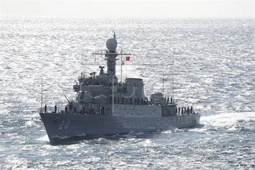 Tàu hộ vệ săn ngầm số hiệu 20 vốn là một chiến hạm lớp Pohang Flight III được Hải quân Hàn Quốc chuyển giao cho Hải quân nhân dân Việt Nam, đây cũng là chiếc Pohang thứ hai của chúng ta được phía bạn trao tặng.