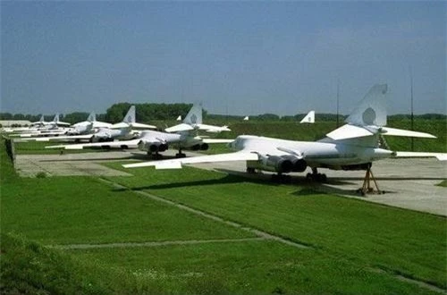 Các máy bay ném bom chiến lược Tu-160 của Không quân Ukraine. Ảnh: War History Online.