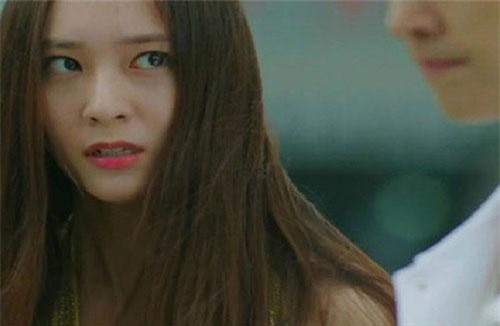 Chồng ngang nhiên đi nghe điện thoại của "em gái mưa" giữa bữa, quay lại thì thấy bát cơm vỡ tan tành và câu nói ngắn gọn mà sâu cay của vợ