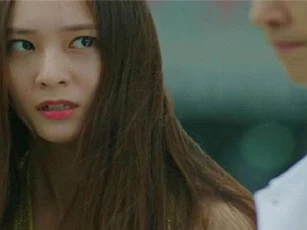 Chồng ngang nhiên đi nghe điện thoại của "em gái mưa" giữa bữa, quay lại thì thấy bát cơm vỡ tan tành và câu nói ngắn gọn mà sâu cay của vợ