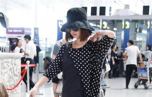 Khác với vẻ nuột nà khi đi sự kiện, Lâm Tâm Như bị chê quá xuề xòa khi xuất hiện tại sân bay