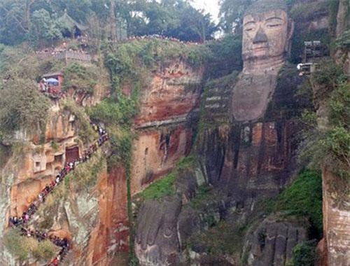 Giật mình điềm báo tương lai khi tượng Phật khổng lồ nhỏ lệ