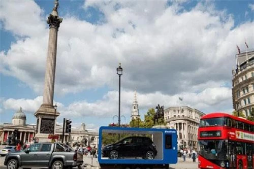 Máy bán ôtô tự động không cần tiếp xúc của Auto Trader nằm trong khu thương mại Spitalfields, London. Ảnh: Cnet.