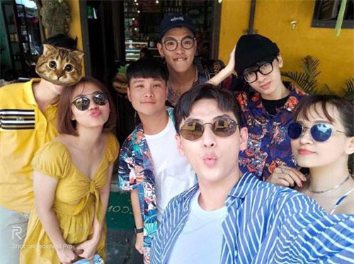 Khoe hình đi chơi lễ cùng nhóm bạn còn che mặt "người ấy", Văn Mai Hương đã có bạn trai mới?