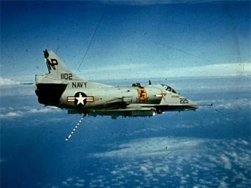 Cường kích A-4 Skyhawk bị bắn nát đuôi bởi tên lửa phòng không Việt Nam. Ảnh: War History Online.