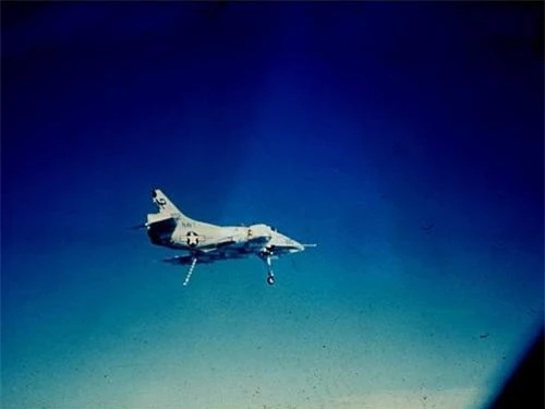 Cường kích A-4 Skyhawk trên đường rút chạy được chụp lại từ một máy bay khác cùng biên đội. Ảnh: War History Online.