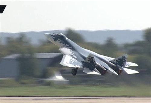 “Bóng ma bầu trời” Su-57 Nga nhào lộn điêu luyện trên không