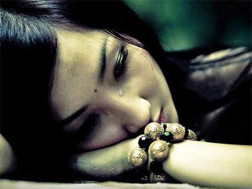 Nửa đêm nghe tiếng cãi vã ở phòng bố mẹ, tôi lén xuống nghe rồi chết đứng khi biết bí mật giấu kín suốt 20 năm nay