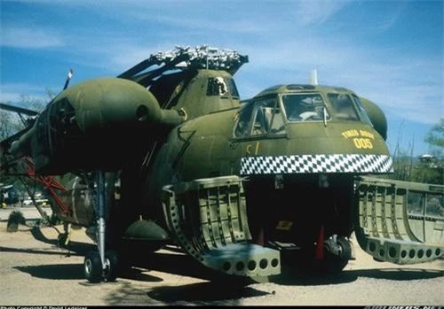 Trực thăng vận tải CH-37 Mojave trong tư thế "há mồm" để nạp hàng hóa vào trong khoang. Ảnh: Airlines.net