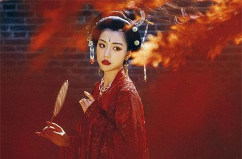 Kỳ quái hoàng hậu bỏ thâm cung, mang con dâu tới thanh lâu, xin làm kỹ nữ vì... lạc thú