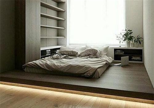 Phòng ngủ nổi bật cho nhà phố hẹp nhờ biến tấu cổ điển và cây xanh