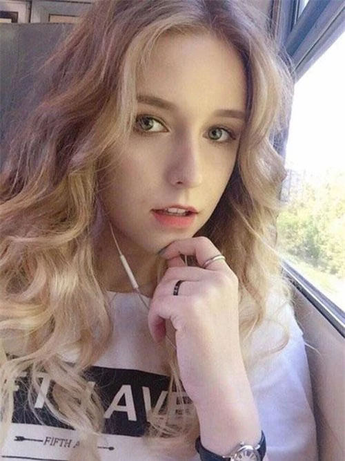 Mới đây, cư dân mạng xôn xao với hình ảnh của một cô gái nước ngoài với đôi mắt hút hồn cùng mái tóc vàng vô cùng xinh đẹp. Ảnh trong bài: Instagram nhân vật.