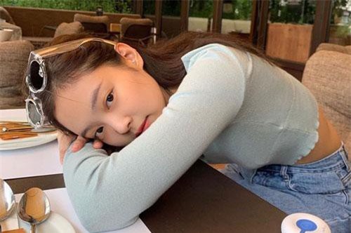 Jennie (BLACKPINK) đẹp hút hồn qua ống kính mẹ ruột, vòng eo nhỏ "huyền thoại" lại chiếm spotlight