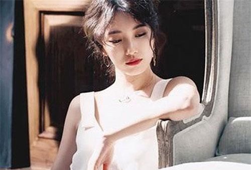 Sự thật ngỡ ngàng trong phòng ngủ của vợ và hàng xóm khó gần