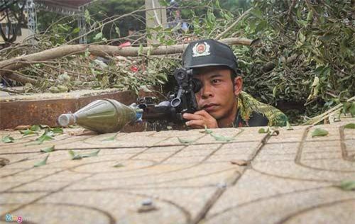 Cảnh sát Việt Nam dùng súng chống tăng B-41 giải cứu con tin