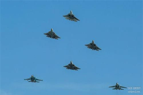 Với việc thử nghiệm gần như hoàn tất và bắt đầu đưa vào sản xuất loạt đầu, tại triển lãm hàng không MAKS-2019, Nga sẽ đưa số lượng lớn máy bay tiêm kích tàng hình Su-57 tới thao diễn trước hàng vạn quan khách. Ảnh: SAID AMINOV