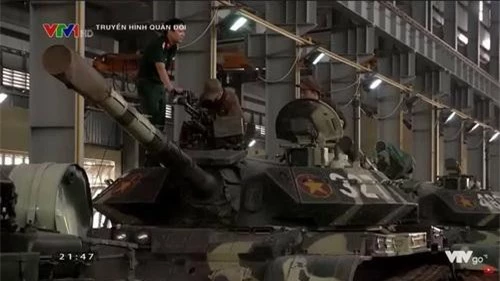 Xe tăng chiến đấu chủ lực T-54/55 đang được nâng cấp hàng loạt tại Nhà máy Z153. Ảnh: Truyền hình quân đội nhân dân.