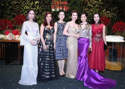 Doanh nhân Vũ Thuý Nga vừa vinh dự giành được danh hiệu Hoa hậu doanh nhân thành đạt thế giới. Trở về Việt Nam, những người anh em của chị, những doanh nhân thành đạt đã có buổi tiệc tri ân ấm cúng như một món quà chúc mừng cho thành công của người đẹp.