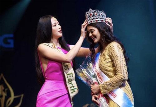 Phương Khánh trao vương miện cho Miss Earth India 2019
