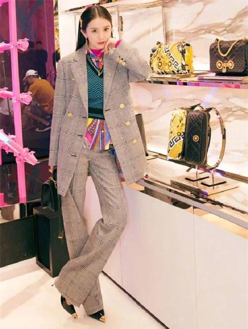 Lần đầu xuất hiện trong tư cách người đại diện toàn cầu cho Versace, Dương Mịch cực kì đầu tư khi chọn set đồ nằm trong BST Thu Đông 2019 của thương hiệu này. Diện 4 lớp áo giữa trời nóng bức, nữ diễn viên vẫn thoải mái và khoe được thần thái rạng rỡ.