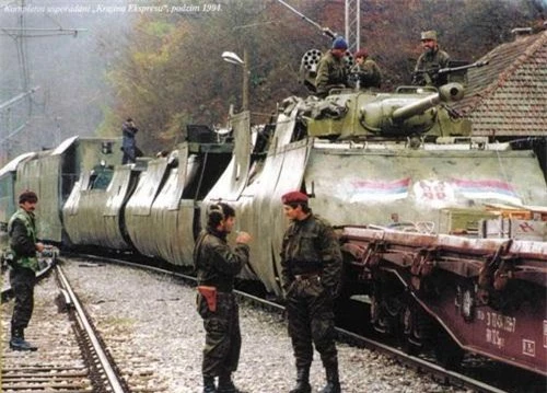 Các toa vũ khí trên đoàn tàu bọc thép của Quân đội Nam Tư. Ảnh: War History Online.