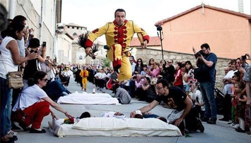 Lễ hội “nhảy qua người em bé sơ sinh”, chuyện tưởng chừng nguy hiểm mà lại có thật