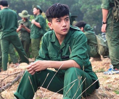 10x mặc đồng phục tập quân sự điển trai, học giỏi, mê thể thao