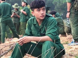 10x mặc đồng phục tập quân sự điển trai, học giỏi, mê thể thao
