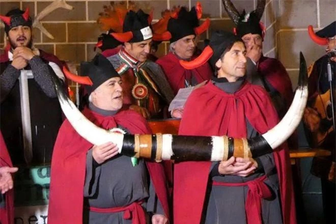 Quốc gia có lễ hội dành cho đàn ông bị "cắm sừng" là Italy