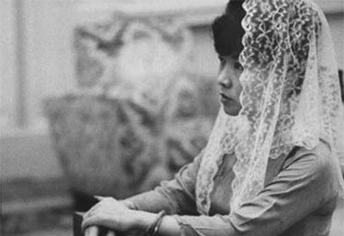 Bà là dân biểu, chủ tịch Hội Phụ nữ Liên đới, thường được gọi là Bà Cố vấn và được coi là Đệ nhất phu nhân (First Lady) của chính quyền Sài Gòn từ năm 1955 đến năm 1963 vì Tổng thống Ngô Đình Diệm không lập gia đình. Trần Lệ Xuân bị cho là người đàn bà lộng quyền.   
