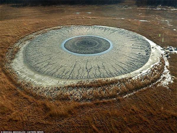 Ngọn núi lửa kỳ lạ giống hệt mắt người khổng lồ