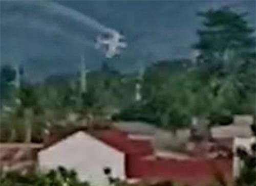 Khoảnh khắc máy bay cứu thương Philippines đâm vào khách sạn làm 9 người chết