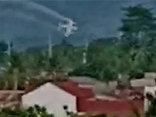 Khoảnh khắc máy bay cứu thương Philippines đâm vào khách sạn làm 9 người chết