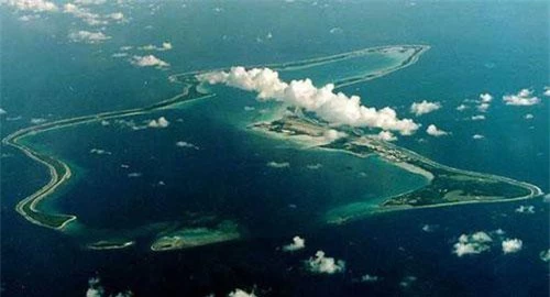 Đảo Diego Garcia là hòn đảo lớn nhất trong quần đảo Chagos ở Ấn Độ Dương. Căn cứ của quân đội Mỹ tại đây được đánh giá là tối quan trọng với Mỹ trong chiến lược Trung Đông và Nam Á cũng như đông Á và tây Phi. Quần đảo Chagos từng thuộc về Mauritius, nước từng là thuộc địa của Anh. Tới năm 1965, Anh trao trả độc lập cho Mauritius đổi lại nước này phải giao các đảo cho Anh. Quần đảo Chagos được coi là lãnh thổ hải ngoại của Anh từ đó tới nay và London đã cho đồng minh Mỹ thuê đảo này làm căn cứ quân sự. (Ảnh: Reuters)