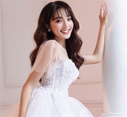 Ngắm loạt ảnh váy cưới đẹp ngất ngây bạn gái tin đồn Phan Văn Đức 