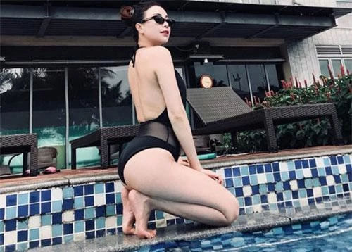 Mới đây, trên trang cá nhân, người đẹp quê Cà Mau vừa đăng tải loạt ảnh bikini nóng bỏng khiến nhiều người không khỏi xuýt xoa.