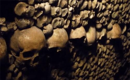 Rợn người bước xuống hầm mộ chứa gần 7 triệu bộ hài cốt