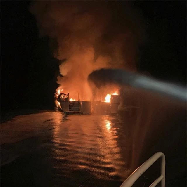 Cháy tàu kinh hoàng ở ngoài khơi California, Mỹ, hơn 30 người thiệt mạng - Ảnh 1.
