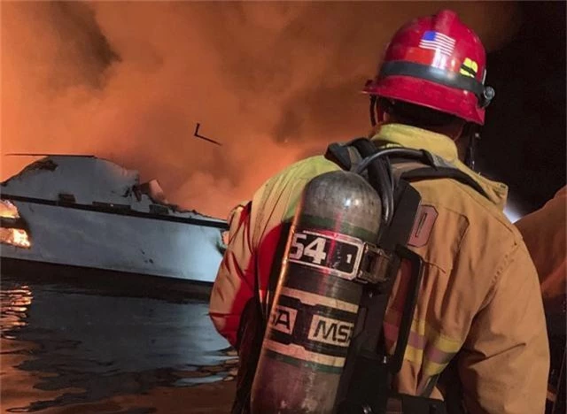 Cháy tàu kinh hoàng ở ngoài khơi California, Mỹ, hơn 30 người thiệt mạng - Ảnh 2.